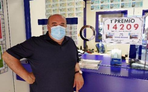 Ignacio Imaz junto al cartel que anuncia la venta del primer premio de la lotería