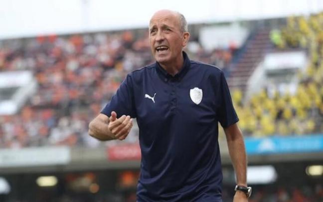 Lotina durante un encuentro al frente de su anterior equipo