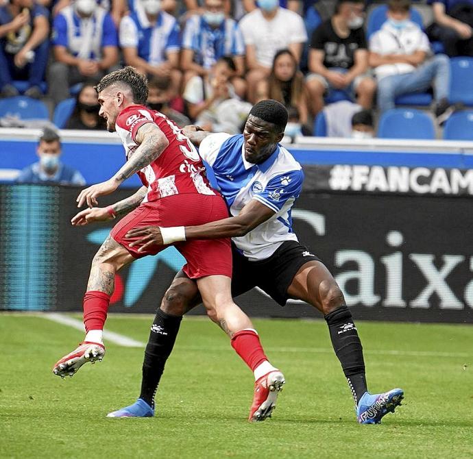 Loum evita que Rodrigo De Paul avance durante el último partido entre el Alavés y el Atlético de Madrid. Foto: Iñigo Foronda
