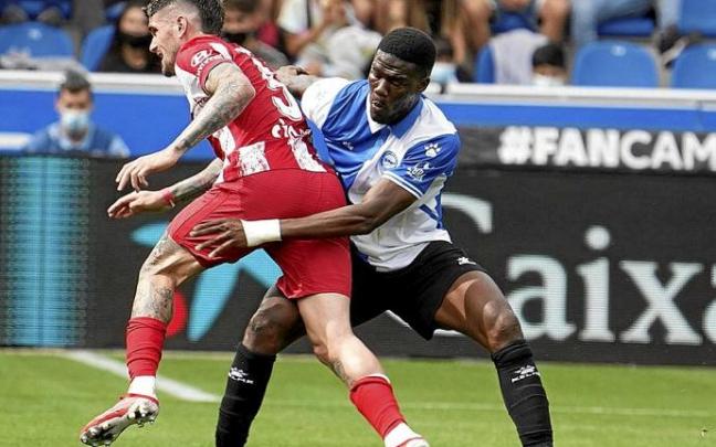 Loum evita que Rodrigo De Paul avance durante el último partido entre el Alavés y el Atlético de Madrid. Foto: Iñigo Foronda