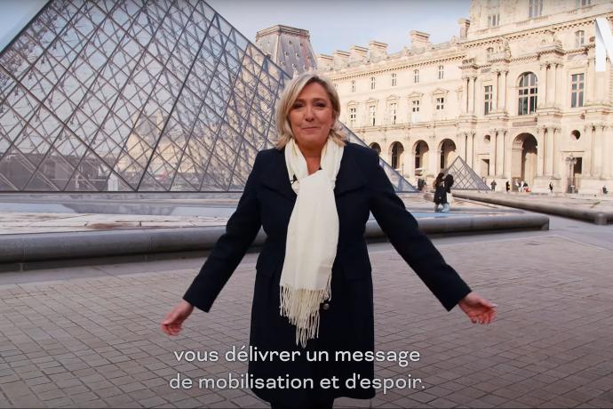 Imagen del vídeo en el que Marine Le Pen aparece frente al Louvre.
