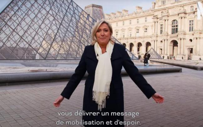 Imagen del vídeo en el que Marine Le Pen aparece frente al Louvre. Imagen del vídeo en el que Marine Le Pen aparece frente al Louvre.