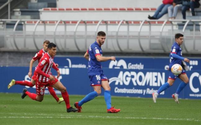 Markel Lozano envía un pase a un compañero ante la presión de un rival.