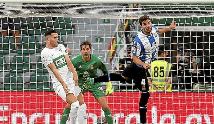 Leandro Cabrera despeja un balón en presencia de Lucas Pérez en el partido disputado el pasado sábado por el Elche ante el Espanyol. Foto: Efe