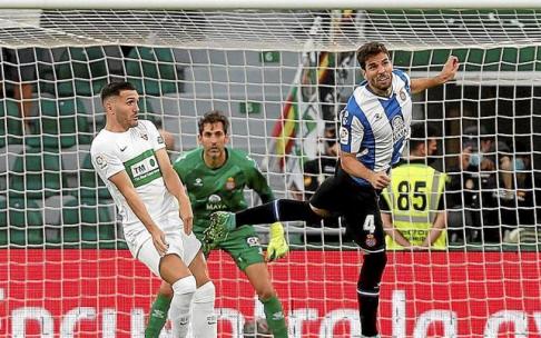 Leandro Cabrera despeja un balón en presencia de Lucas Pérez en el partido disputado el pasado sábado por el Elche ante el Espanyol. Foto: Efe