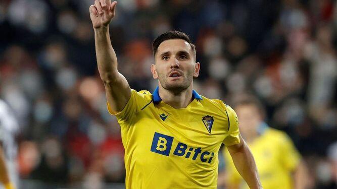 Lucas Pérez celebra uno de sus goles con el Cádiz.