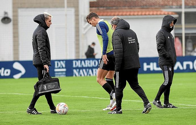 Lucas Torró protagonizó ayer el susto del entrenamiento que completó Osasuna en las instalaciones de Tajonar, ya que el centrocampista alicantino se retiró antes de tiempo al vestuario tras recibir un golpe. En la imagen, el futbolista rodeado del médico