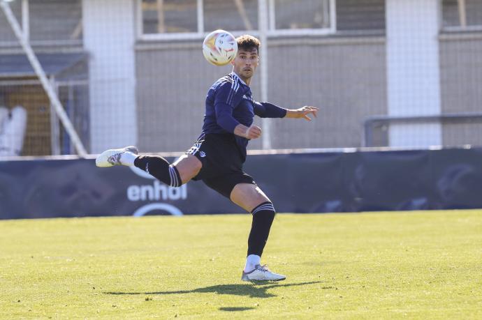 Torró, concentrado para golpear el balón en un entrenamiento.