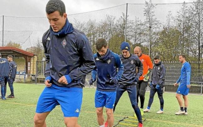 Los jugadores del Amorebieta se ejercitan en Txolon. Foto: Amorebieta S.D. Los jugadores del Amorebieta se ejercitan en Txolon. Foto: Amorebieta S.D.