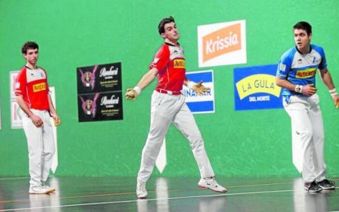 Jokin Altuna golpea desde el cuatro ante la mirada de su compañero Julen Martija y su rival Iker Irribarria ayer en el frontón Labrit.