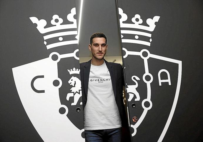 Sergio Herrera, entre unas puertas con el escudo de Osasuna en El Sadar.