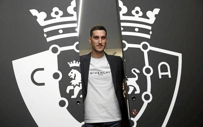Sergio Herrera, entre unas puertas con el escudo de Osasuna en El Sadar.