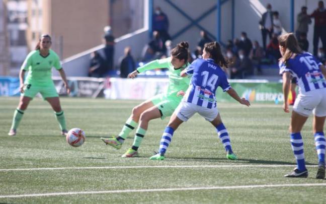 Lucía García trata de dar un pase ante la presión de una rival.