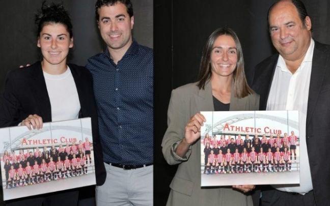 Fernando San José e Iker Goñi, miembros de la Comisión Gestora del Athletic, entregaron el sábado sendos recuerdos a Ainhoa Moraza y Lucía García, respectivamente