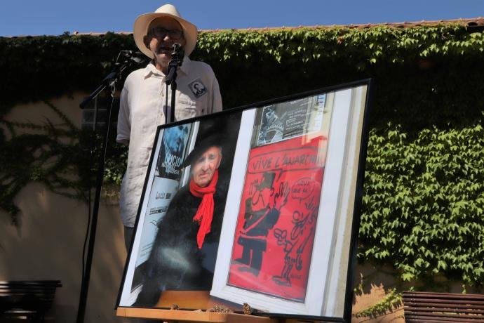 El abogado Pepe Uruñuela junto a un retrato de Lucio Urtubia en el homenaje