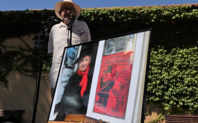 El abogado Pepe Uruñuela junto a un retrato de Lucio Urtubia en el homenaje El abogado Pepe Uruñuela junto a un retrato de Lucio Urtubia en el homenaje