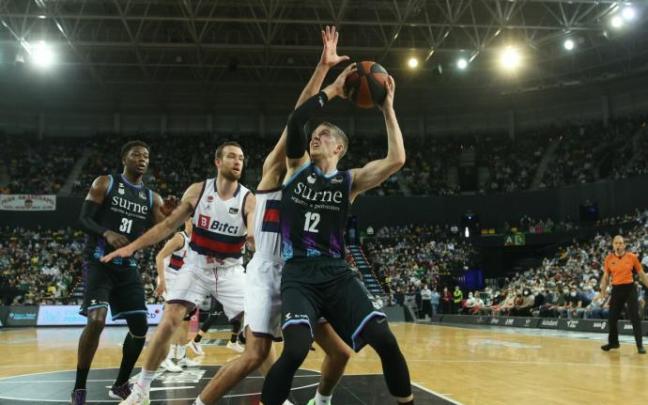Ludde Hakanson intenta anotar ante el Baskonia. Ludde Hakanson intenta anotar ante el Baskonia.