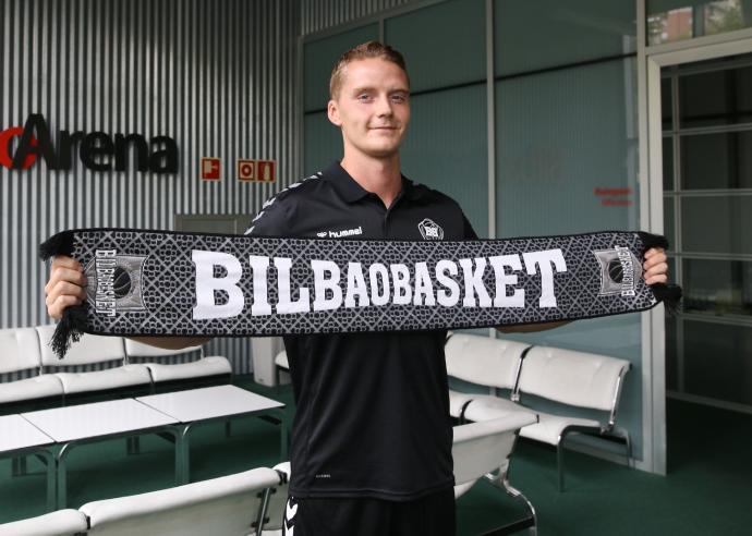 Ludde Hakanson durante su presentación con el Bilbao Basket en 2020