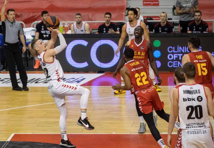 Ludde Hakanson lanza a canasta