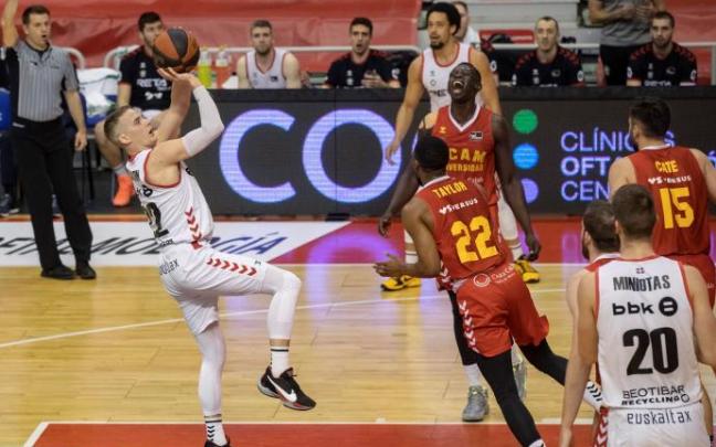 Ludde Hakanson lanza a canasta
