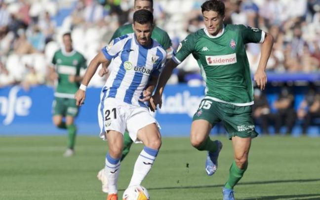 Oier Luengo trata de arrebatarle un balón a Fede Vico. Oier Luengo trata de arrebatarle un balón a Fede Vico.