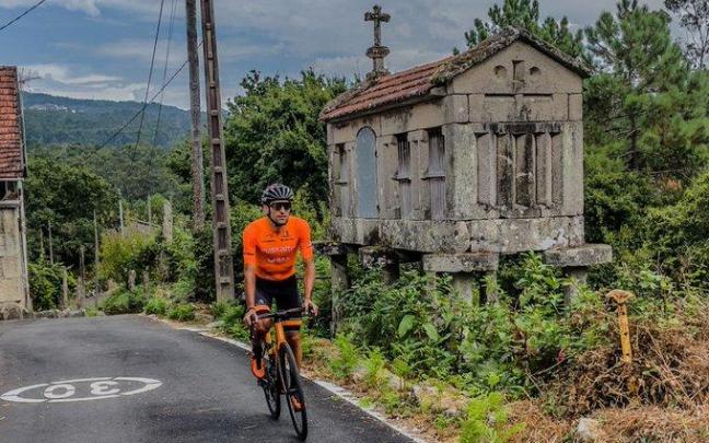 Luis Ángel Maté recorre su particular aventura entre Santiago de Compostela y Marbella tras concluir la Vuelta a España. Luis Ángel Maté recorre su particular aventura entre Santiago de Compostela y Marbella tras concluir la Vuelta a España.