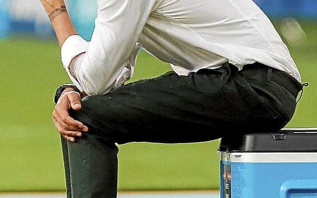 Luis Enrique, sentado sobre una nevera portátil. Foto: N.G.