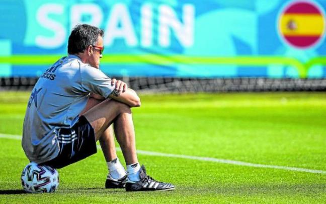 Luis Enrique medita en el campo de entrernamiento de Las Rozas, donde está concentrada la selección española. Foto: Efe