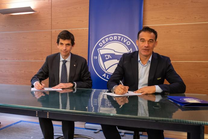 Luis García, este jueves firmando su nuevo contrato junto al presidente del Alavés