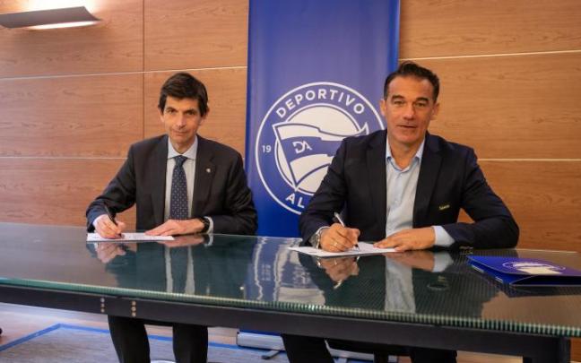 Luis García, este jueves firmando su nuevo contrato junto al presidente del Alavés
