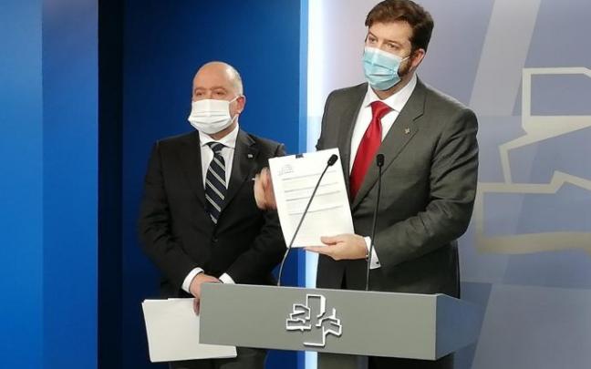 Luis Gordillo acompañado por el portavoz del PP, Carmelo Barrio.