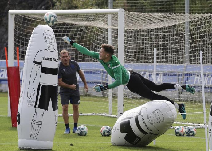 Luis Llopis, con Álex Remiro durante un entrenamiento en Zubieta.