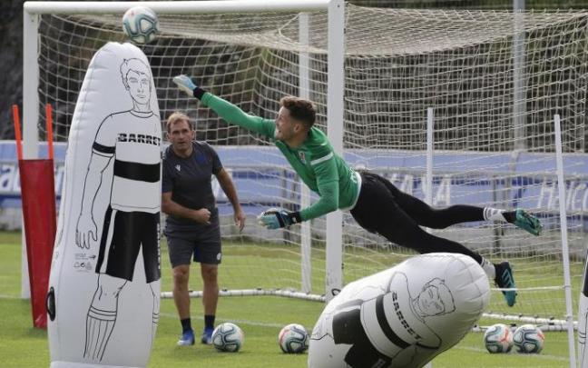 Luis Llopis, con Álex Remiro durante un entrenamiento en Zubieta.