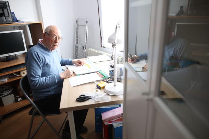 Luis Martín Montejo, vecino de Sodupe de 87 años, en su mesa de estudio.