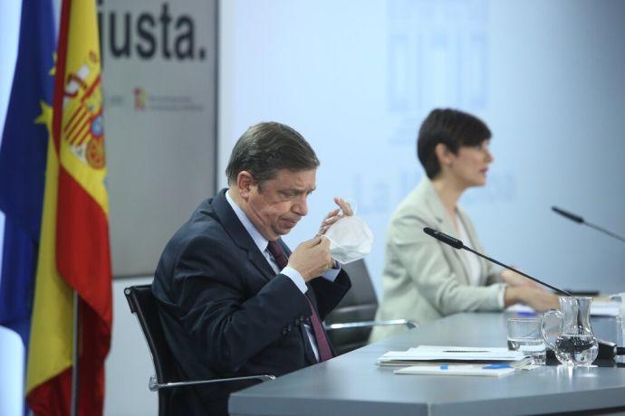 El ministro de Agricultura, Luis Planas, y la ministra Portavoz y de Política Territorial, Isabel Rodríguez, en la rueda de prensa.