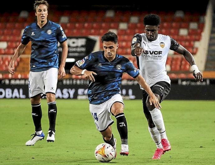 El centro del campo alavesista, con Manu García y Tomás Pina, naufragó por completo ante el Valencia. Foto: Área 11