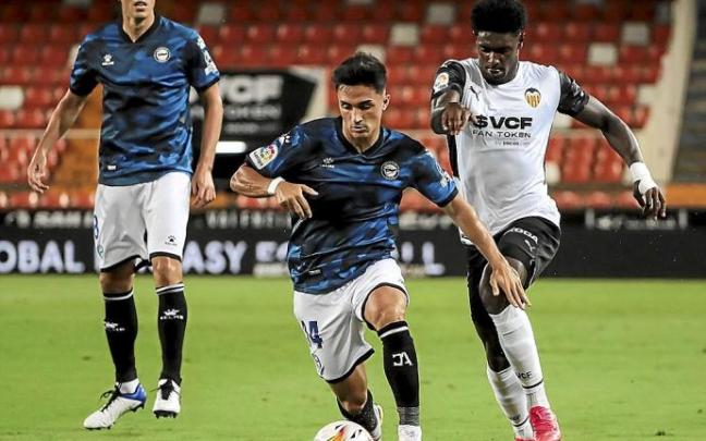 El centro del campo alavesista, con Manu García y Tomás Pina, naufragó por completo ante el Valencia. Foto: Área 11