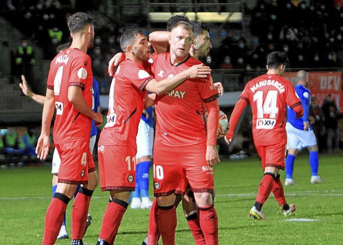 Rioja se funde en un abrazo con Guidetti tras uno de los goles alavesistas tras el intermedio. Foto: Área 11