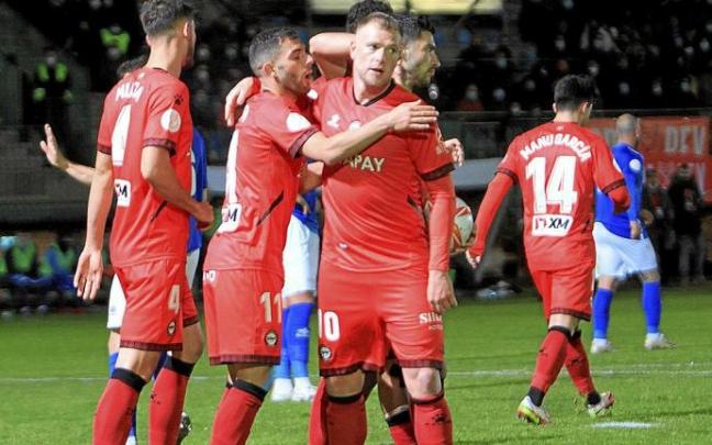 Rioja se funde en un abrazo con Guidetti tras uno de los goles alavesistas tras el intermedio. Foto: Área 11