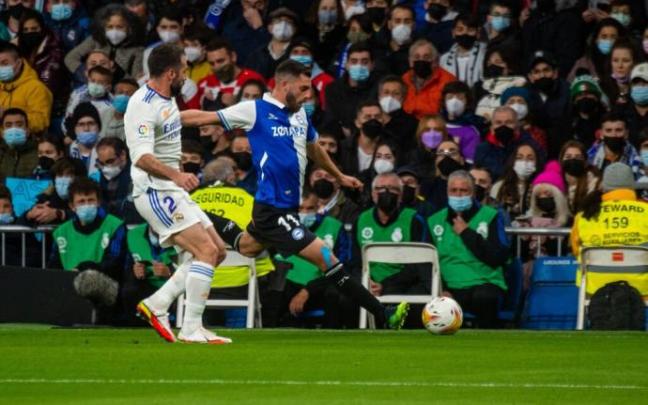Luis Rioja, ante Carvajal en el partido en el Bernabéu