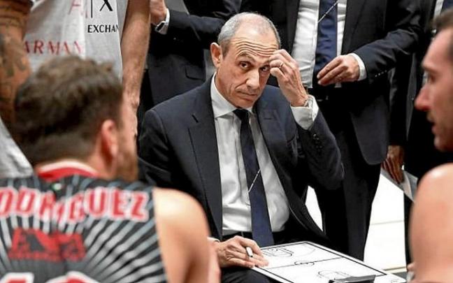 Ettore Messina da instrucciones a sus jugadores durante un partido de la pasada Euroliga. Foto: Euroliga