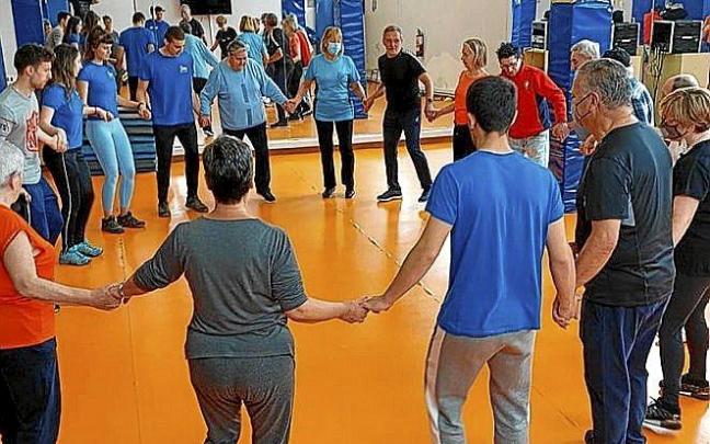 Mugituz Bizi, alumnos y mayores de Lumbier.