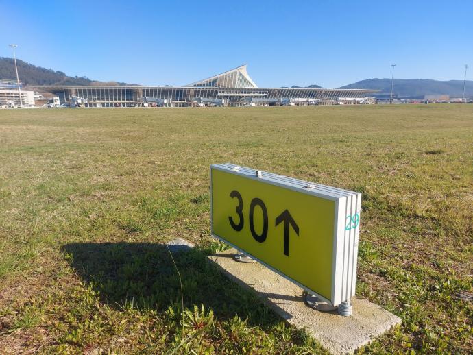 Las luminarias y el balizamiento de ayuda del aeropuerto de Bilbao han sido renovados con LED.