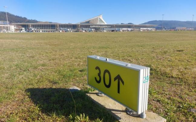 Las luminarias y el balizamiento de ayuda del aeropuerto de Bilbao han sido renovados con LED. Las luminarias y el balizamiento de ayuda del aeropuerto de Bilbao han sido renovados con LED.