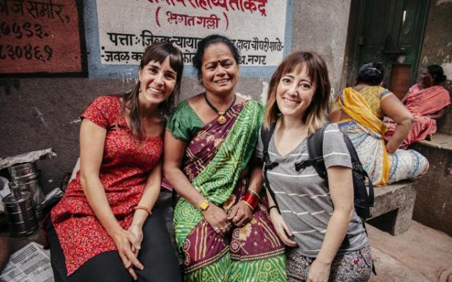 Igone Mariezkurrena (izquierda) e Irantzu Pastor (derecha), flanquean a Meena Pathak, una ex trabajadora sexual en el barrio rojo de la ciudad india de Ahmednagar. Igone Mariezkurrena (izquierda) e Irantzu Pastor (derecha), flanquean a Meena Pathak, una ex trabajadora sexual en el barrio rojo de la ciudad india de Ahmednagar.