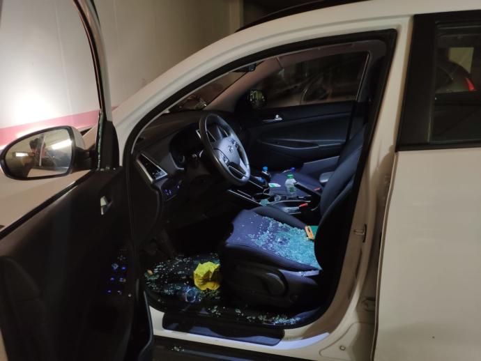 Imagen de un coche con la ventanilla rota en Jerónimo Roure