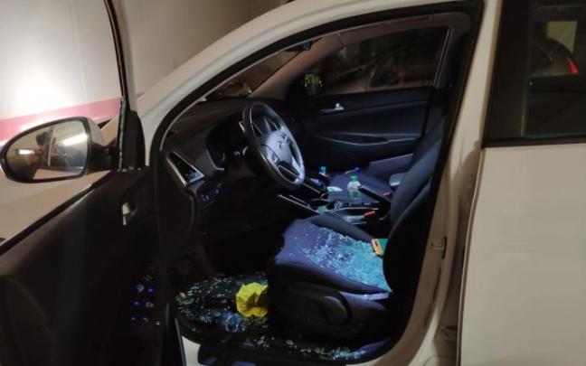 Imagen de un coche con la ventanilla rota en Jerónimo Roure