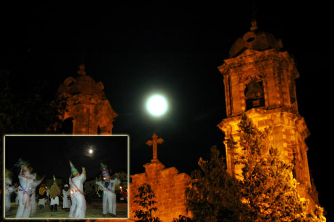 Dantzaris de Arizkun bailan bajo la luna, imponente sobre la cruz de Elizondo