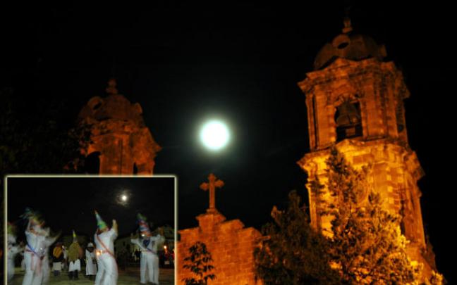 Dantzaris de Arizkun bailan bajo la luna, imponente sobre la cruz de Elizondo