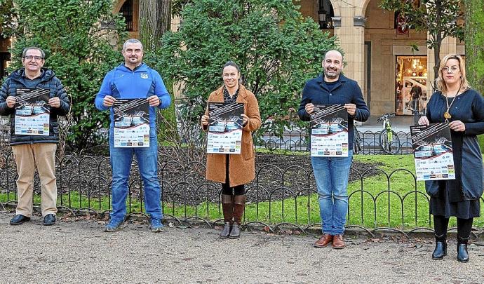 Antolatzaileak eta erakundetako ordezkariak, atzo Donostian. Argazkia: N.G.